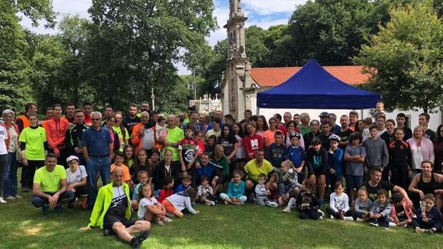 Participantes en el Día da Bici posan, ayer, en San Roque tras finalizar el recorrido.