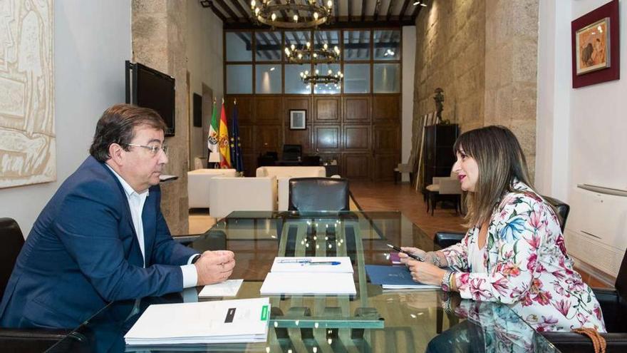 La alcaldesa de Navalmoral pide la intermediación de Vara para lograr el soterramiento del AVE