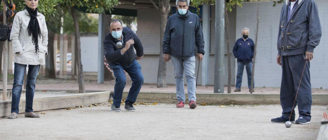 Un grupo de jubilados jugando a la petanca, en un parque público de València, ayer. | F.BUSTAMANTE