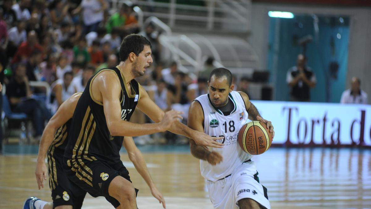 Nikola Mirotic defiende a Carlos Cherry.