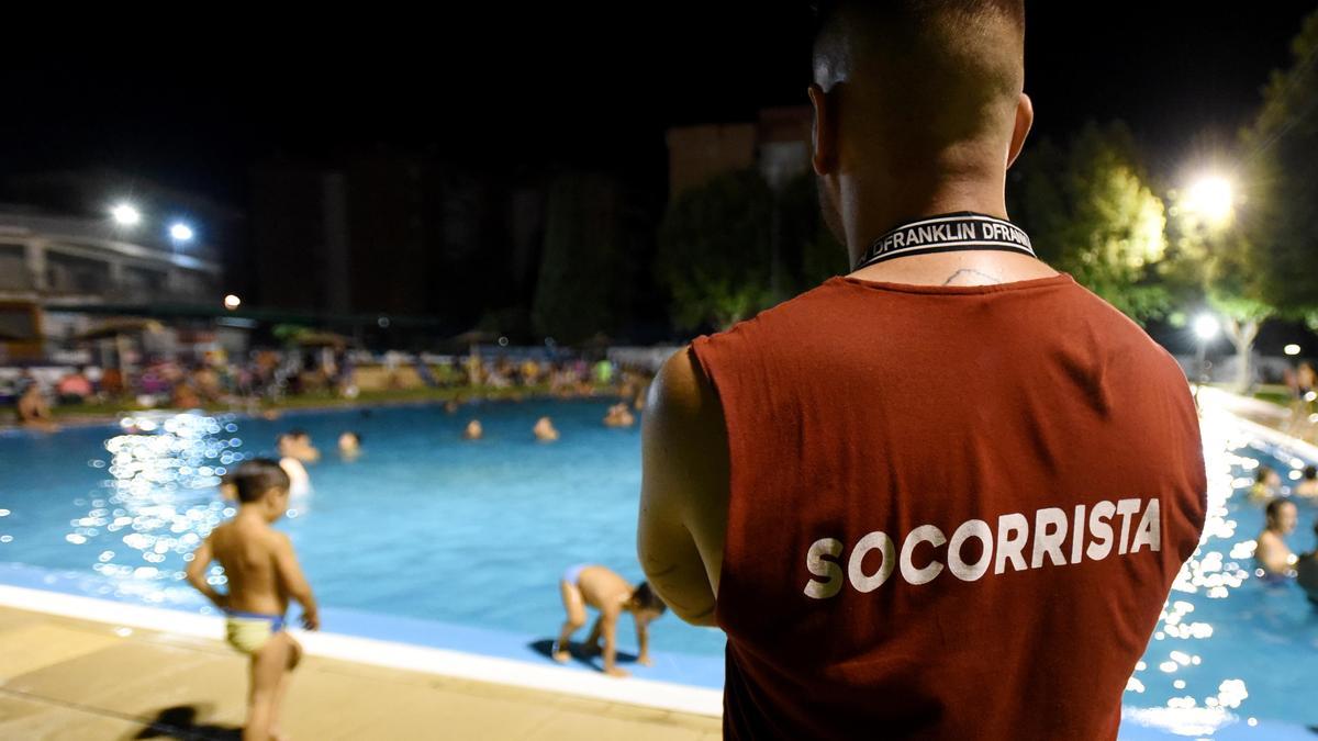 La piscina está custodiada por un equipo de tres socorristas.