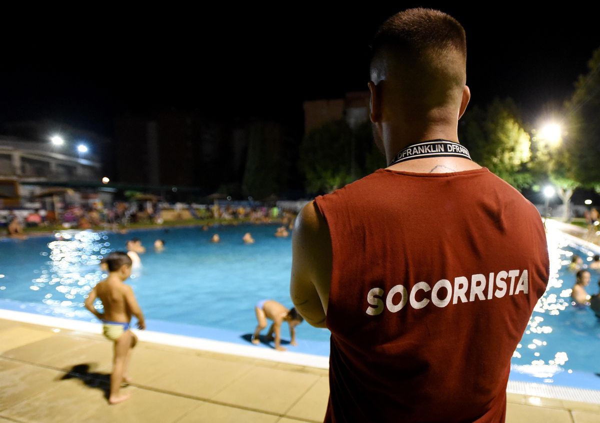 La piscina está custodiada por un equipo de tres socorristas.