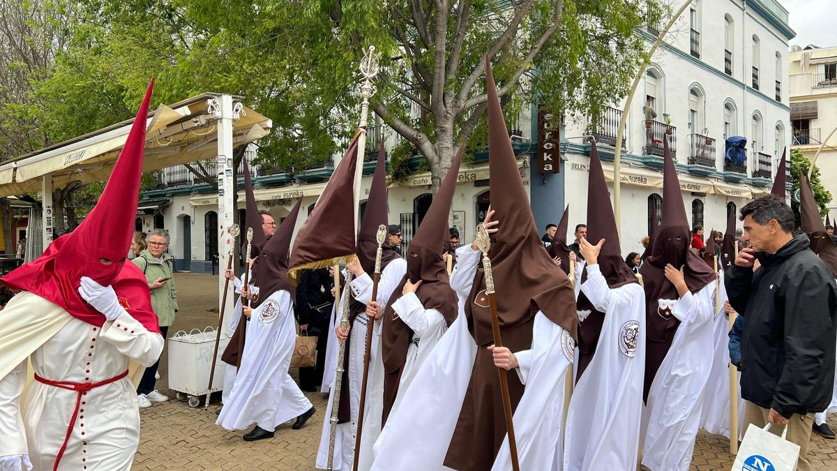 Nazareno de La Lanzada cuzando por delante del Carmen Doloroso.