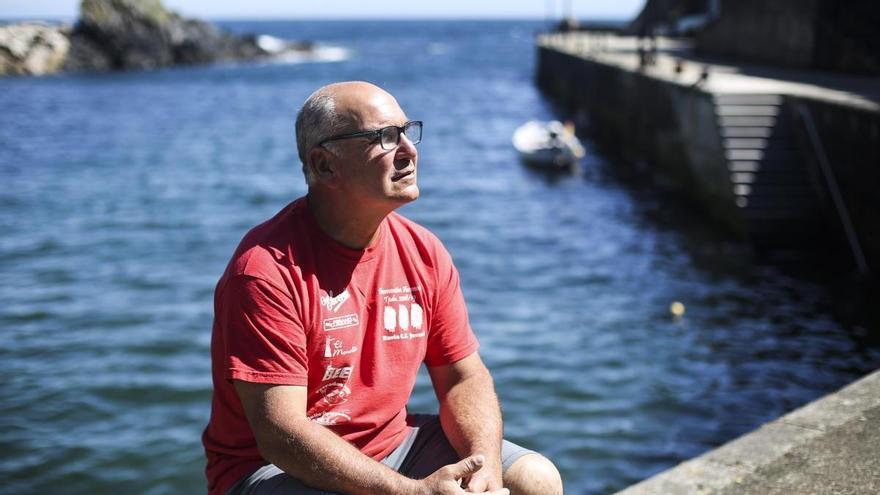 Julio Blanco, presidente de Arpesos, en el pequeño puerto de Ortiguera, en Coaña.