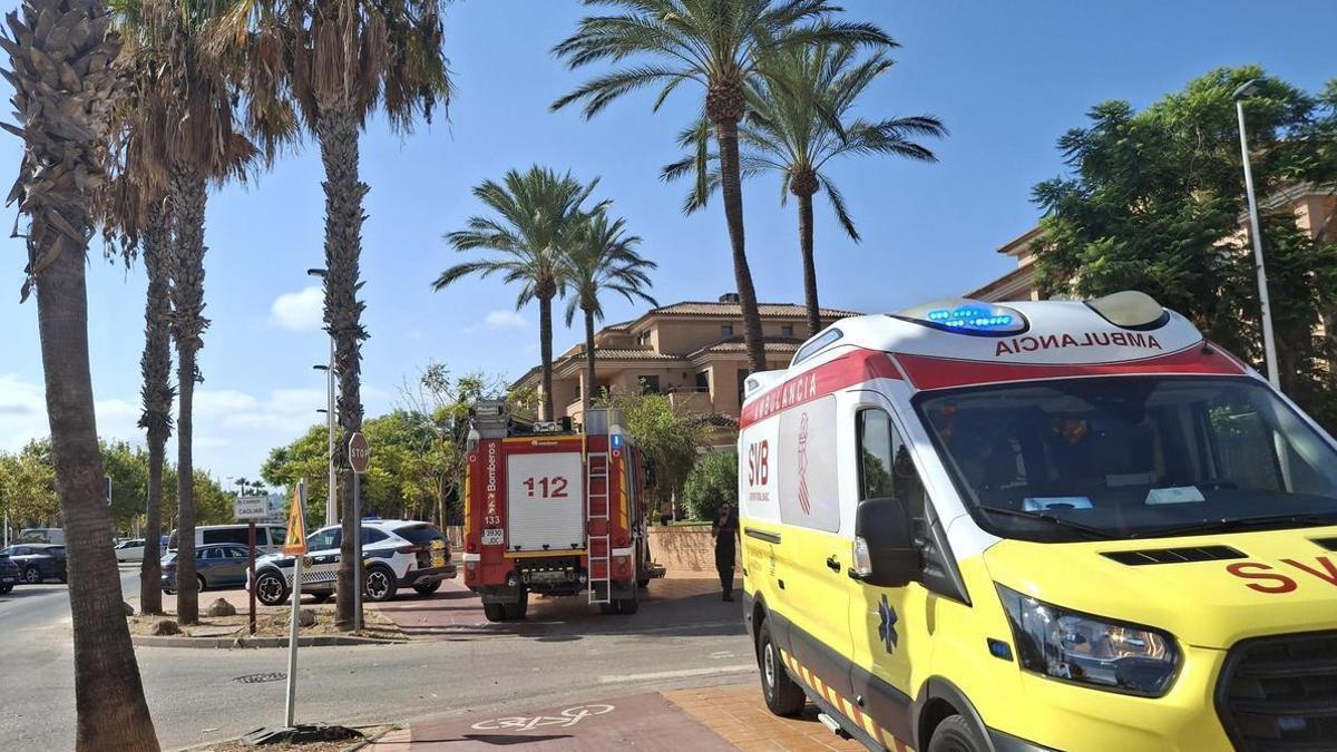 Los vehículos de emergencias, ante la urbanización en la que ha ocurrido el segundo accidente, el laboral