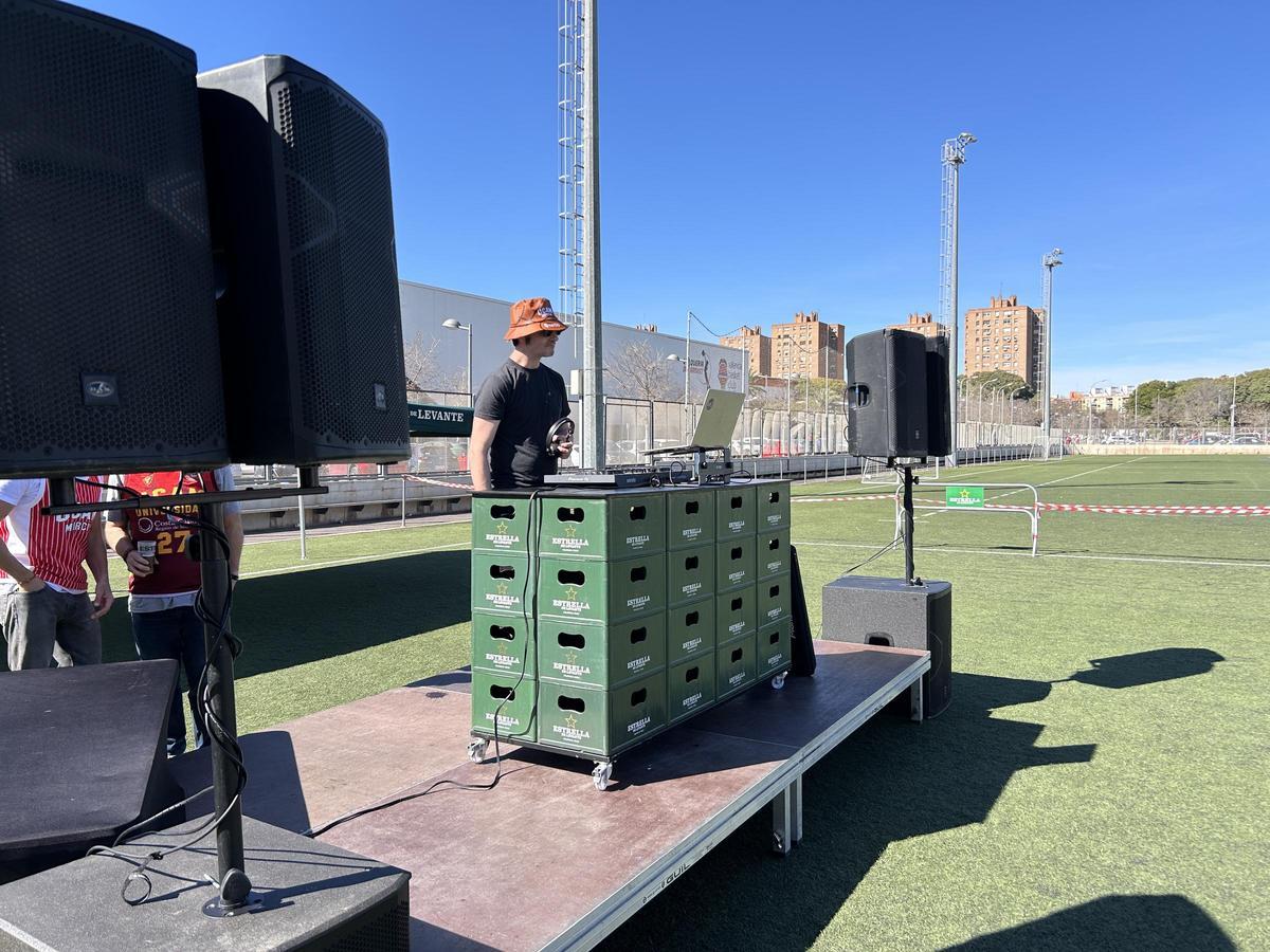DJ Jorge Second durante la previa de los aficionados del UCAM Murcia.