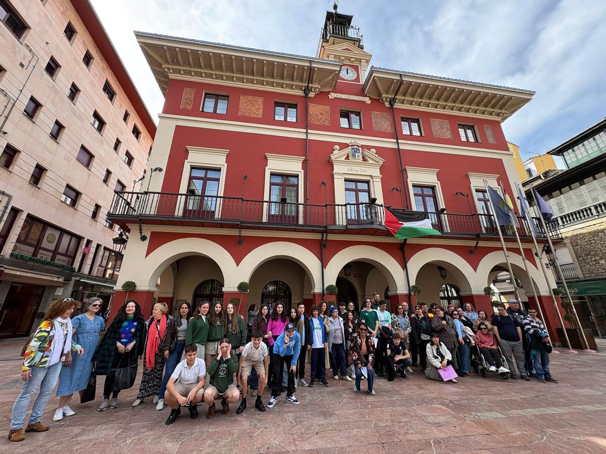 Participantes en la conmemoración del Día Internacional de la Eliminación de la Discriminación Racial en Langreo
