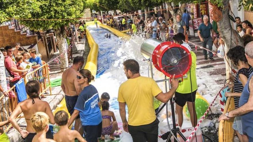 El super tobogán de Torremolinos atrae cada año a más de un millar de personas.