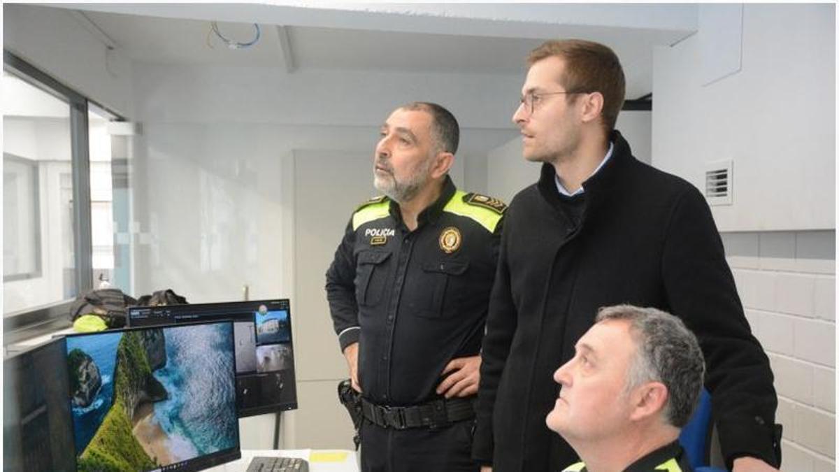 L'alcalde Agustí Arbós a la seu de la policia fent el seguiment de les càmeres