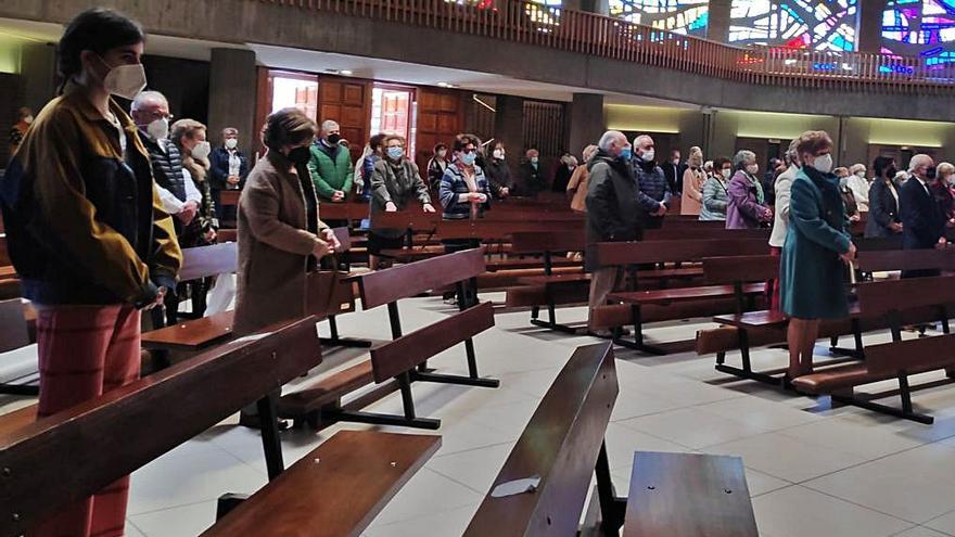 La misa del Domingo de Ramos, ayer, en la iglesia de los Carmelitas, con distancia de seguridad entre los fieles.