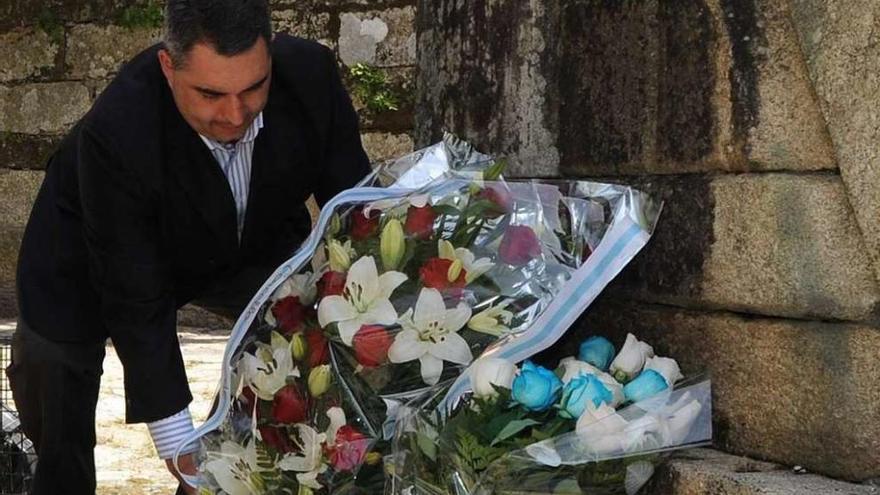 Luis Aragunde abrió una cuenta para costear los adornos florales de las puertas del cementerio. // I.Abella
