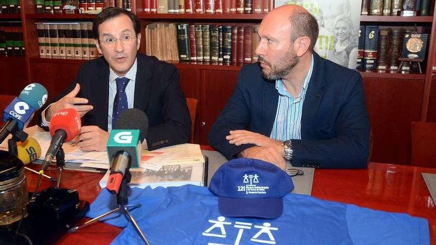 Ramón Jáudenes (izda), decano del Colegio, durante una campaña en defensa del turno de oficio. // R. V.