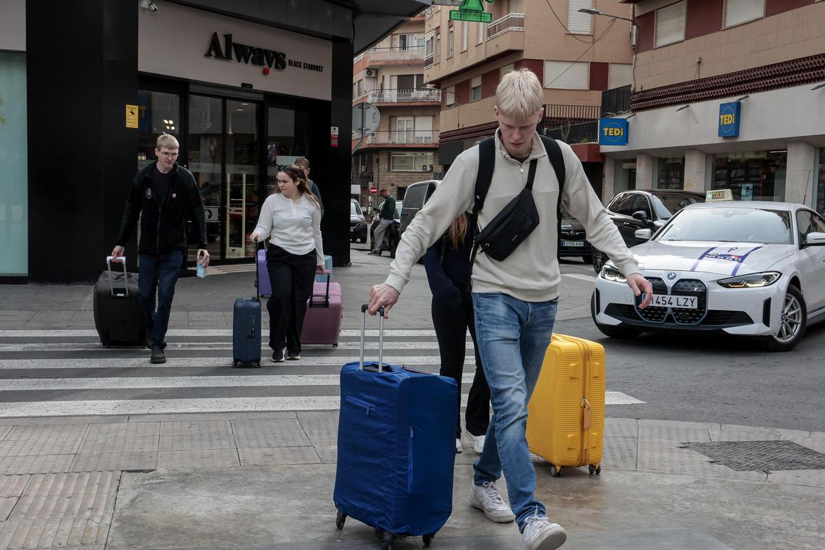 Varios turistas por el centro de Alicante.