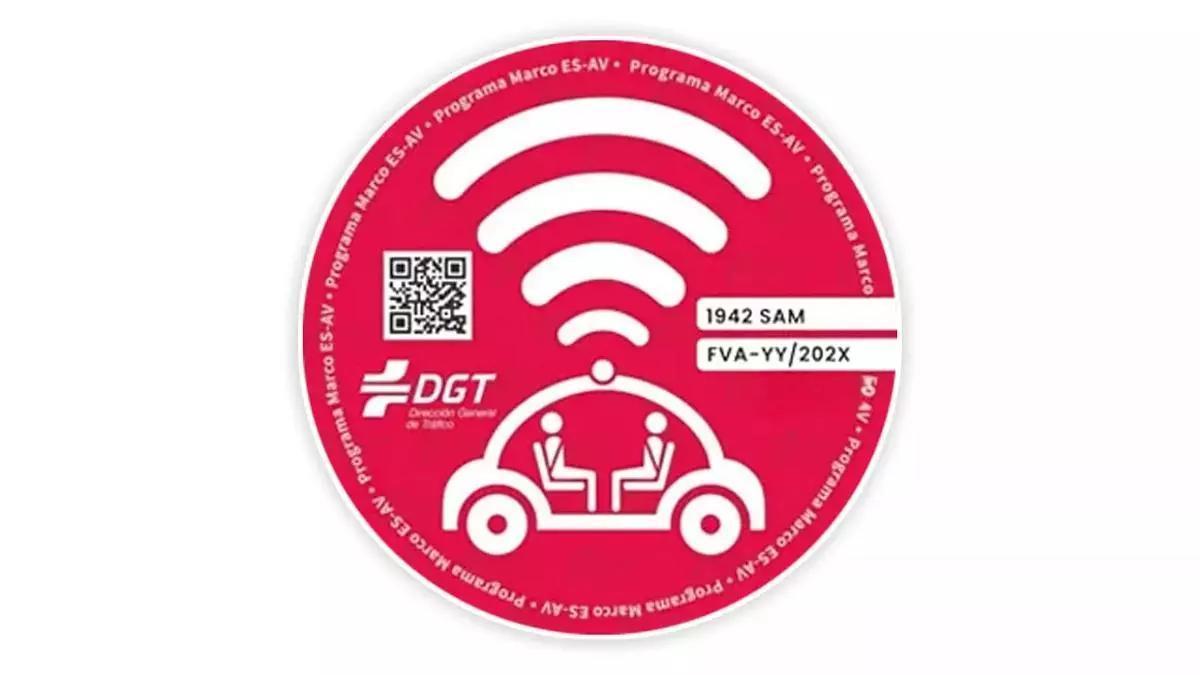La etiqueta para los coches autónomos de la DGT.