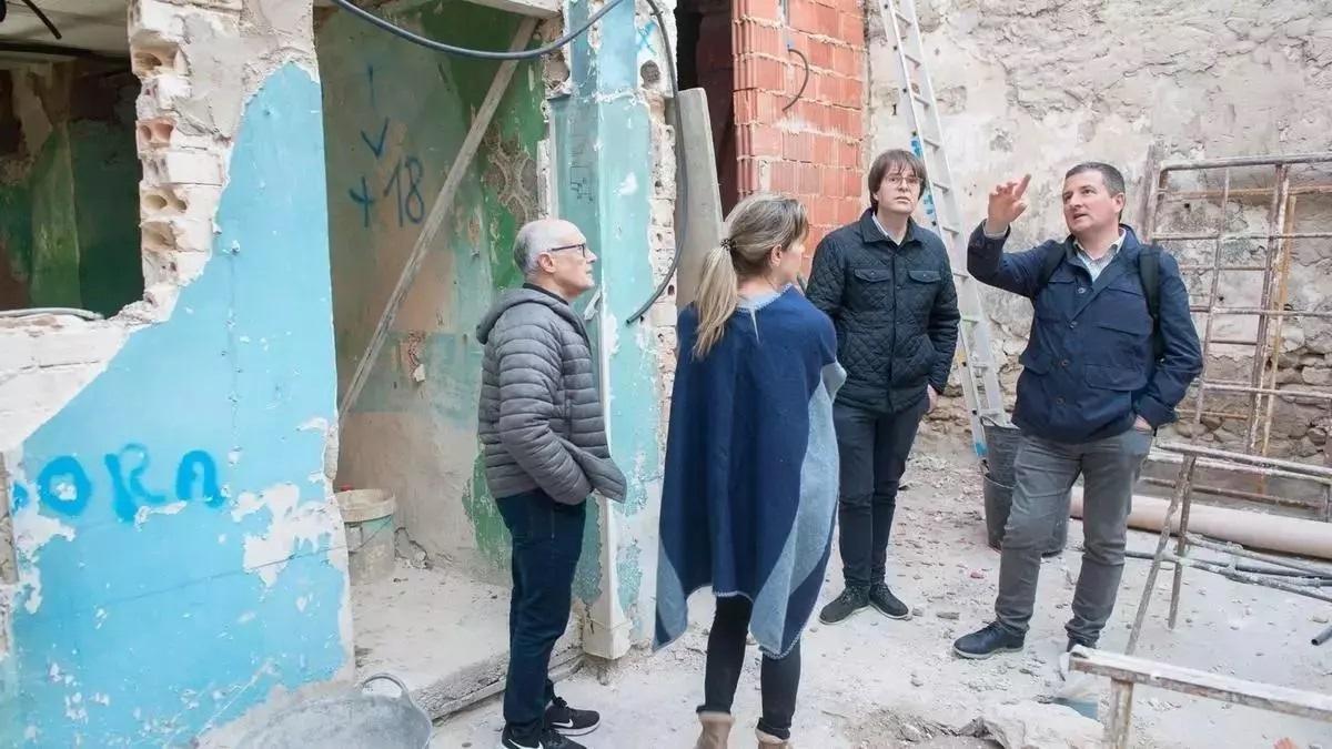 Visita a les obres de rehabilitació de vivendes en el barri medieval de Bocairent, en una imatge d’arxiu