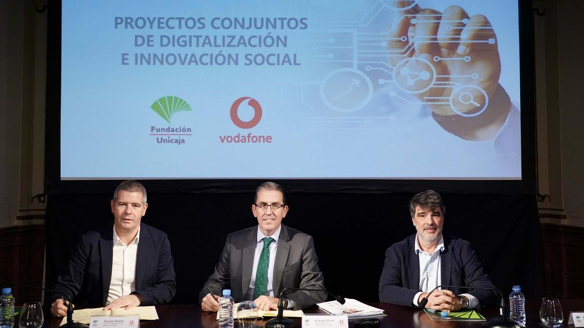 La firma del convenio de colaboración entre Vodafone Innovation Hub y la Fundación Unicaja, con Justin Shields, Sergio Corral y Jesús Amores.