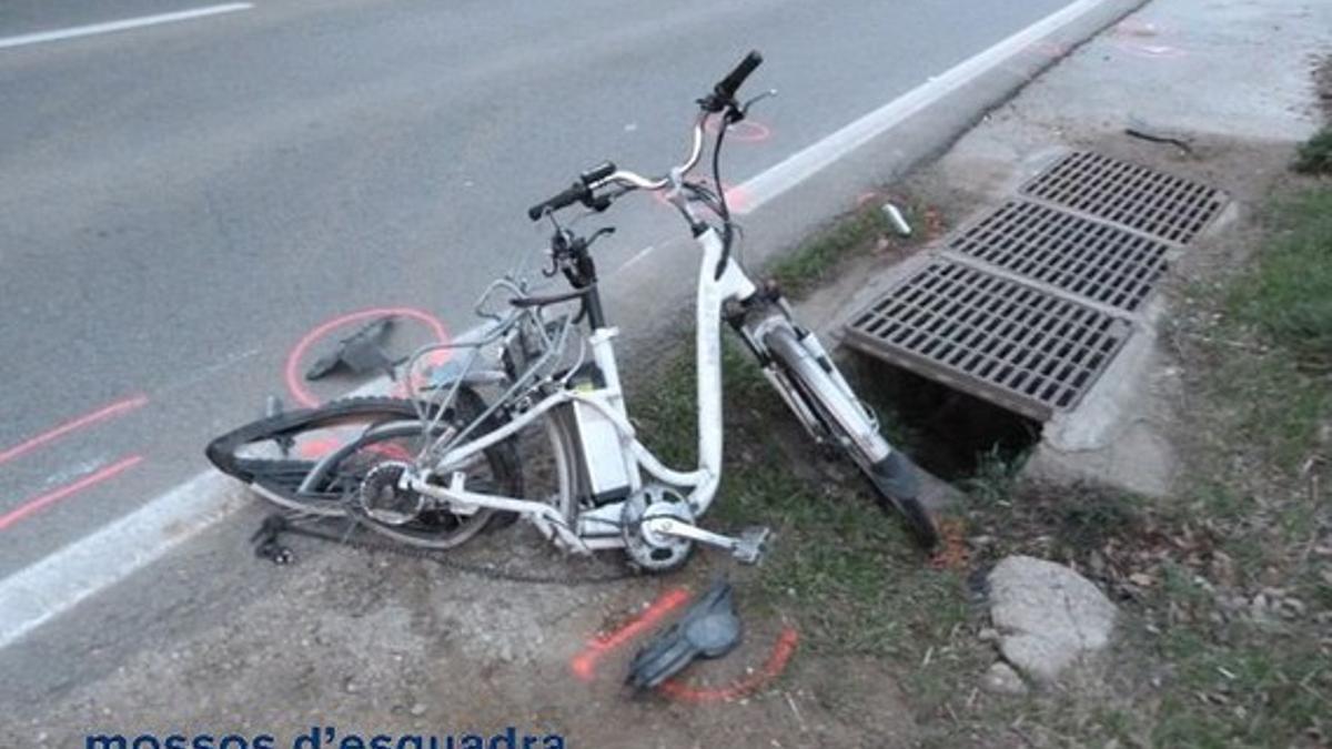 Estado en el que quedó la bicicleta del ciclista atropellado en Santa Maria de Palautordera, el sábado.