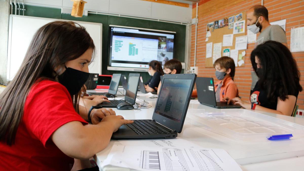 Alumnes de quart a sisè de l'escola de l'Estany en una classe de STEAM