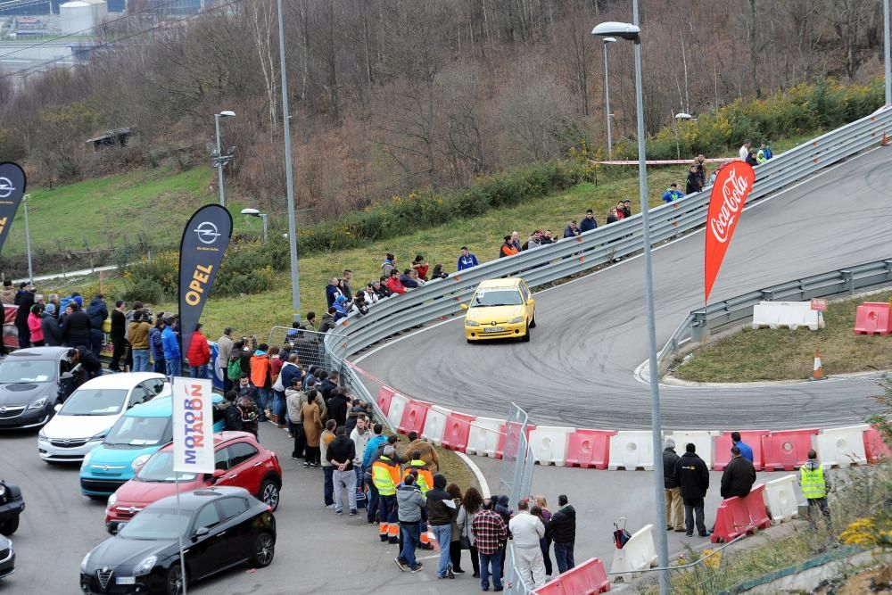 Exhibición automovilística en Langreo