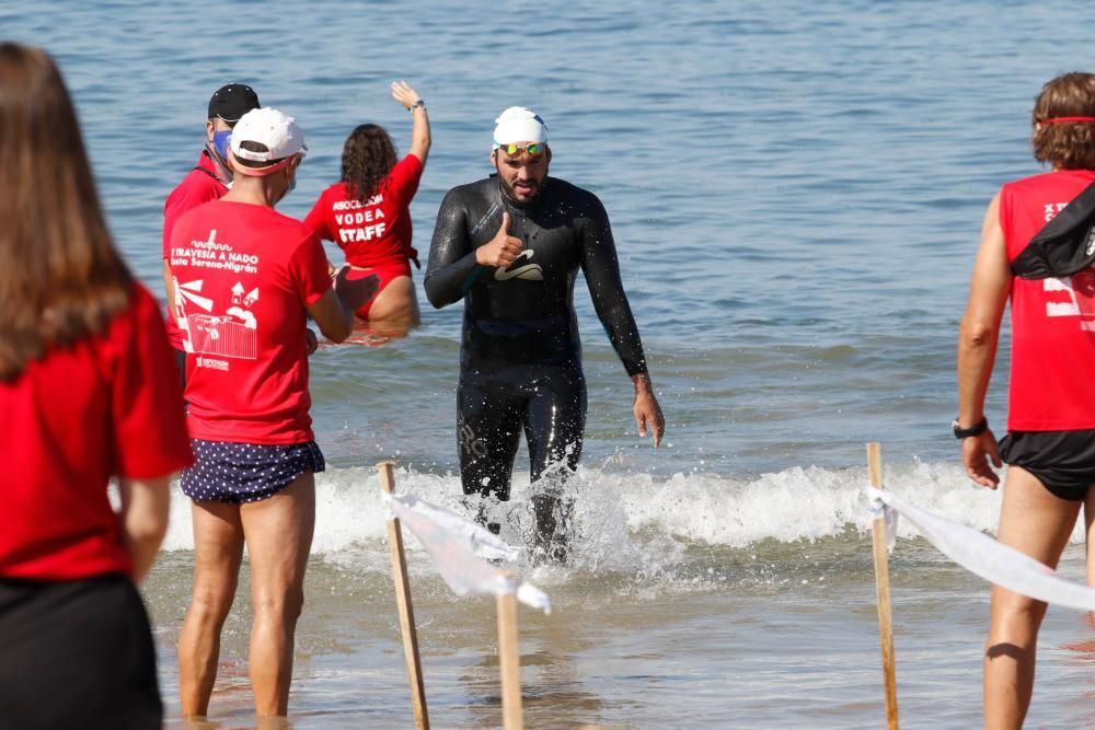 400 nadadores desafían a las aguas de Praia América. // Alba Villar