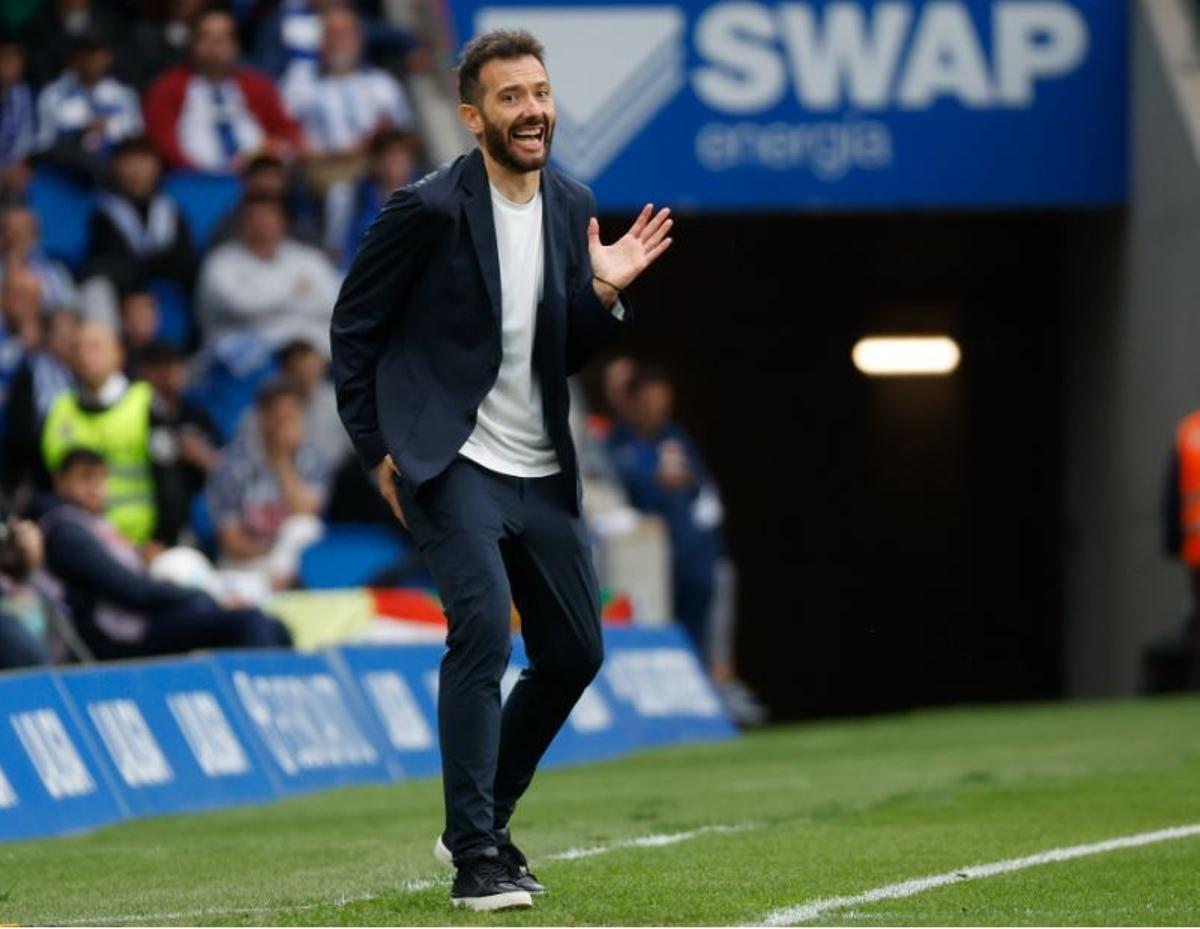 Carlos Corberán da órdenes a sus jugadores en la banda del Reale Arena