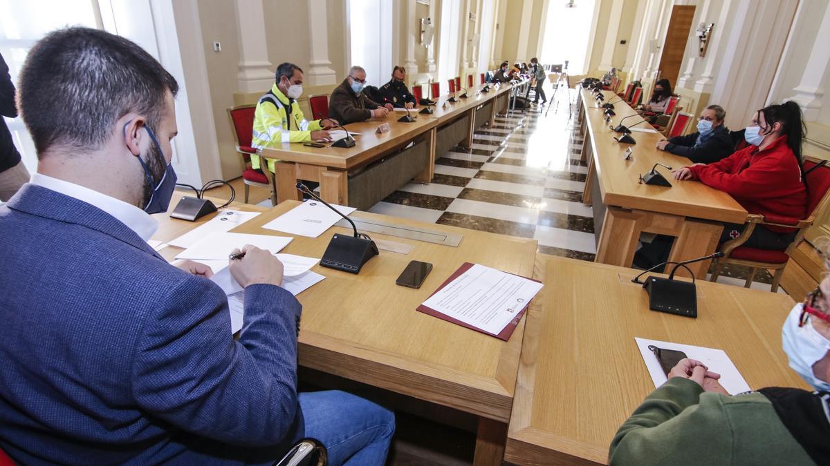 Imagen del alcalde de Cáceres, Luis Salaya, durante la firma del protocolo Ola de frío, este lunes, en el salón de plenos del ayuntamiento.