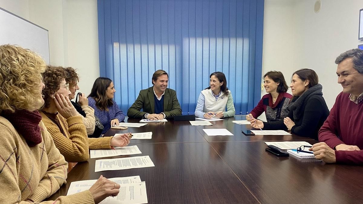 El secretario general del PP A, Antonio Repullo, junto a la parlamentaria Beatriz Jurado, y la senadora Cristina Casanueva, durante su encuentro con la Plataforma de Afectados Avant Andalucía.