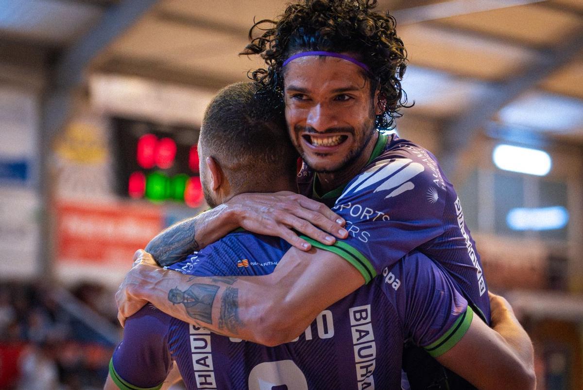 Lucao se abraza a Charuto tras el primer gol en Noia.
