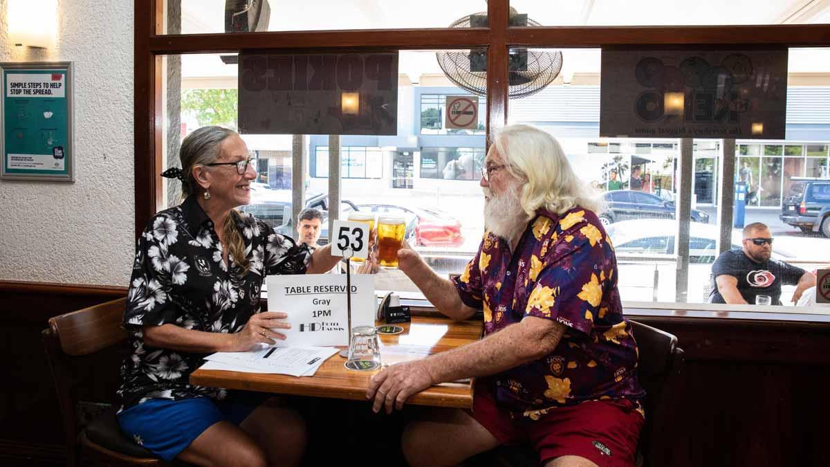 Abren los primeros pubs en Darwin (Australia), tras relajarse las normas de confinamiento