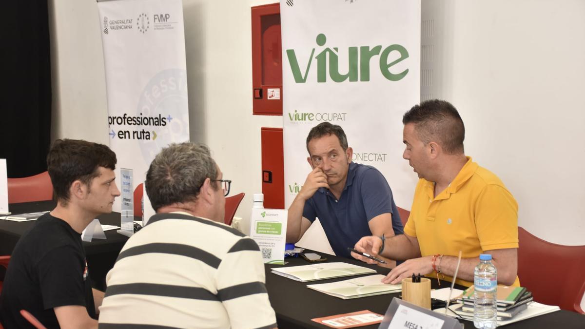 Demandantes de empleo y representantes de una empresa en una entrevista en la Feria del Empleo de Navarrés.