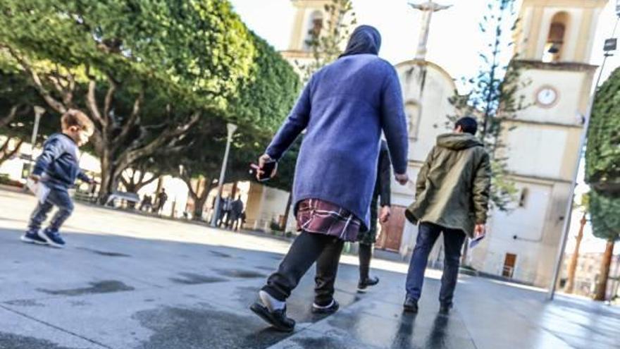 Vecinos de Almoradí cruzan la plaza de la Constitución, considerada el centro neurálgico del municipio.