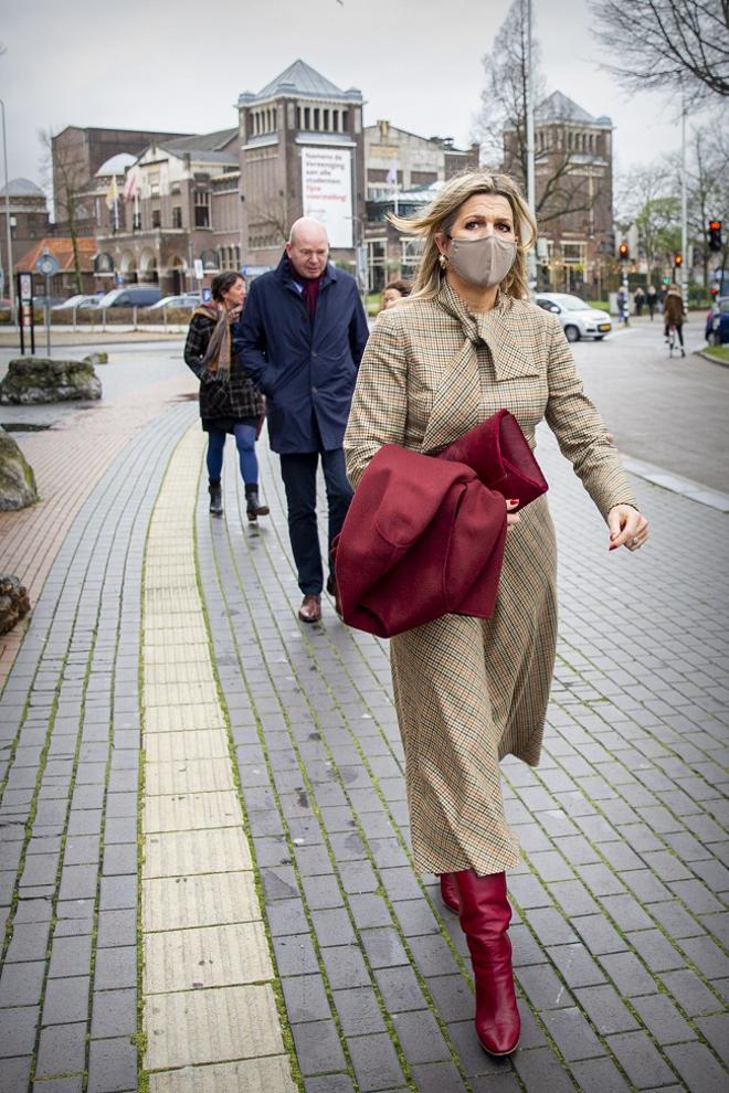 El look de Máxima de Holanda con vestido de cuadros 'midi' y botas altas de cuero