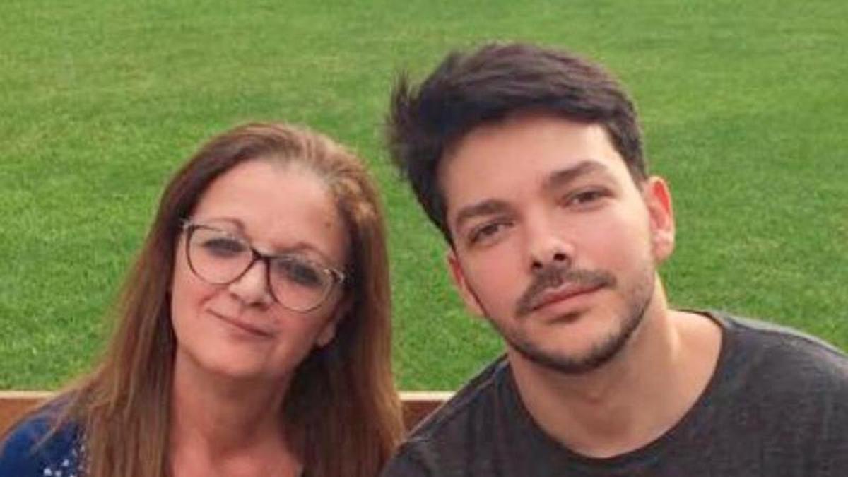 Sergio Rivero, en una imagen junto a su madre.