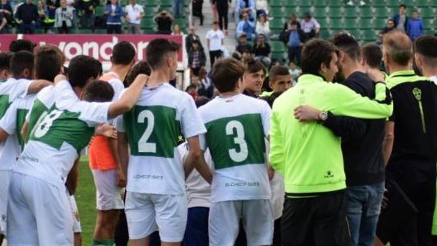 Los jugadores del Elche Juvenil celebran el triunfo sobre el césped del Martínez Valero