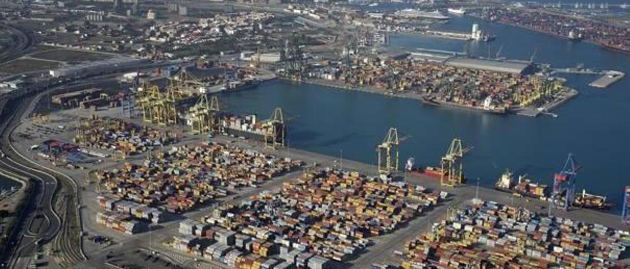 Imagen aérea del puerto de València, con la terminal de Noatum, en primer plano.