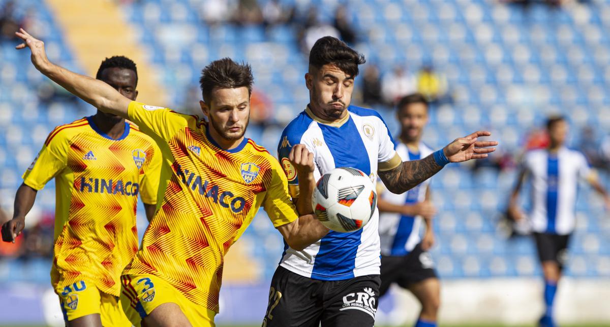 Cedrés pugna con el exherculano Nani durante el 0-4 logrado por el Lleida en el Rico Pérez.