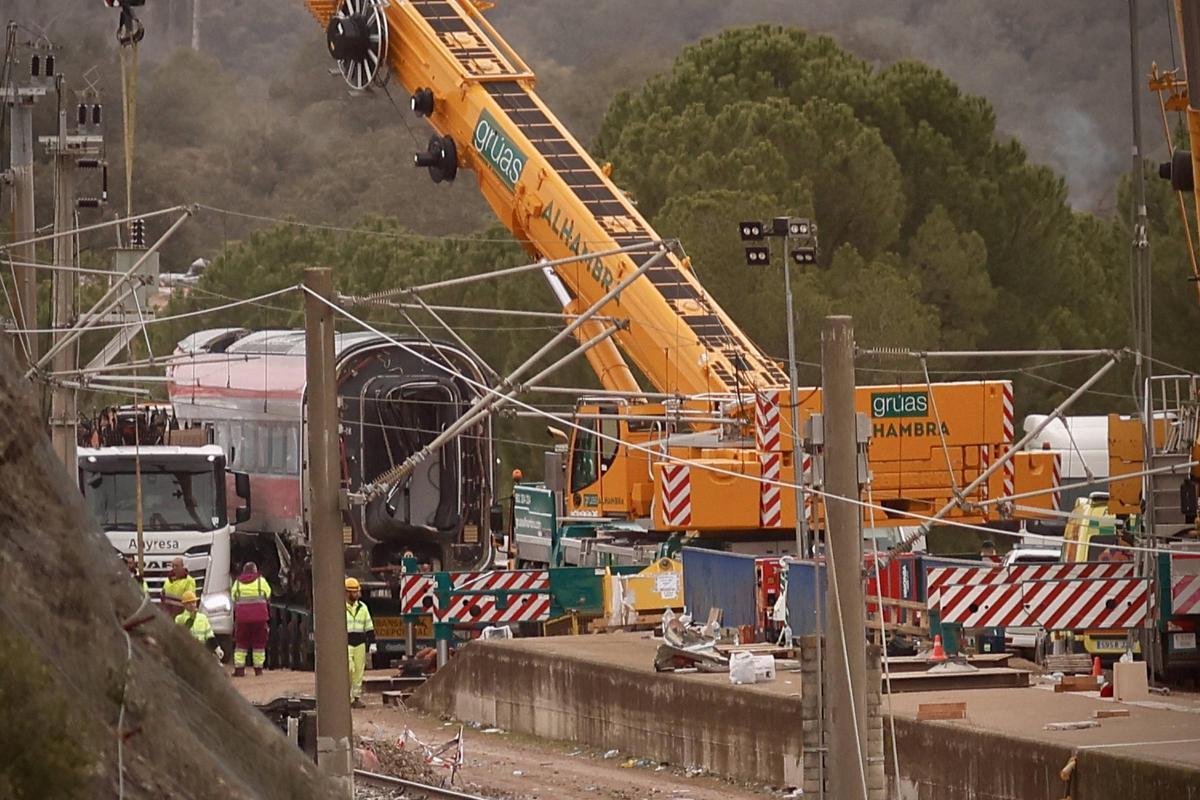 Maquinaria pesada en el lugar de los hechos.