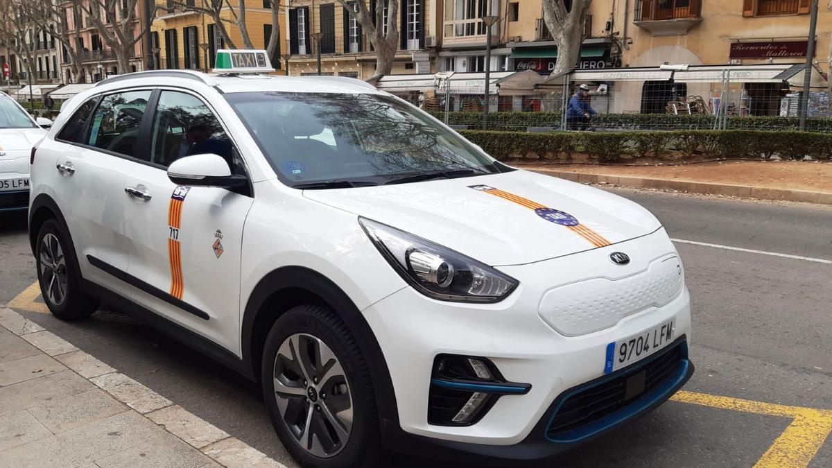 Un taxi aguardando su turno en la parada de la Rambla.