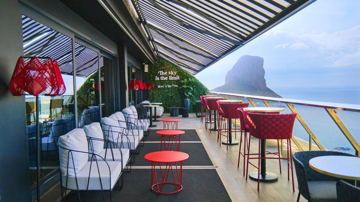 Imagen del Suitopía Sky Bar, un impresionante mirador a la maravilla natural de Calp.