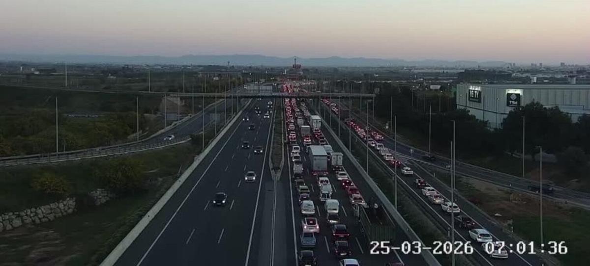 Imagen de la Pista de Silla, la V-31, a las 7.00 horas de hoy, cuando ambos sentidos aún permanecían cortados por la instalación de un pórtico de señalización.