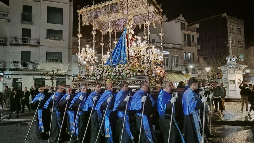 Cangas impone su voluntad sobre la amenaza de lluvia y desfila con la procesión de la Santa Cena