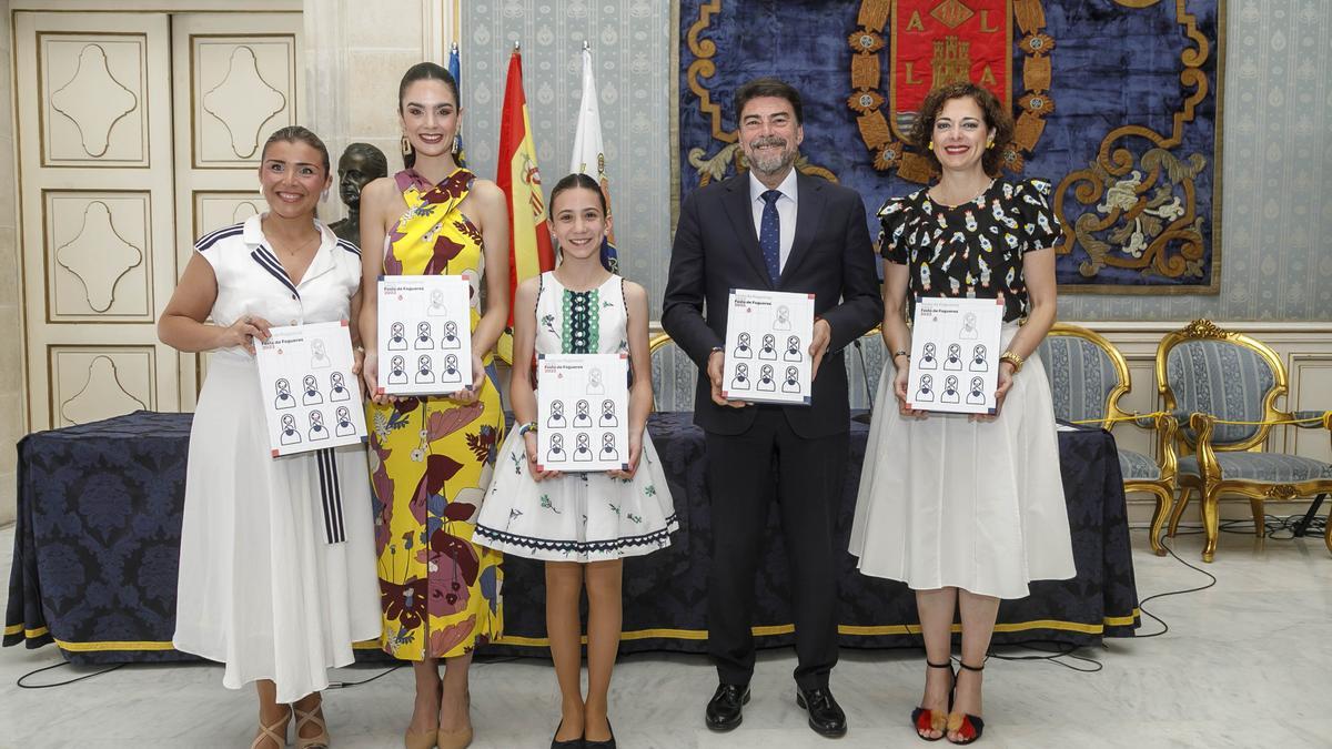 Presentación de la revista Festa en el Ayuntamiento de Alicante.