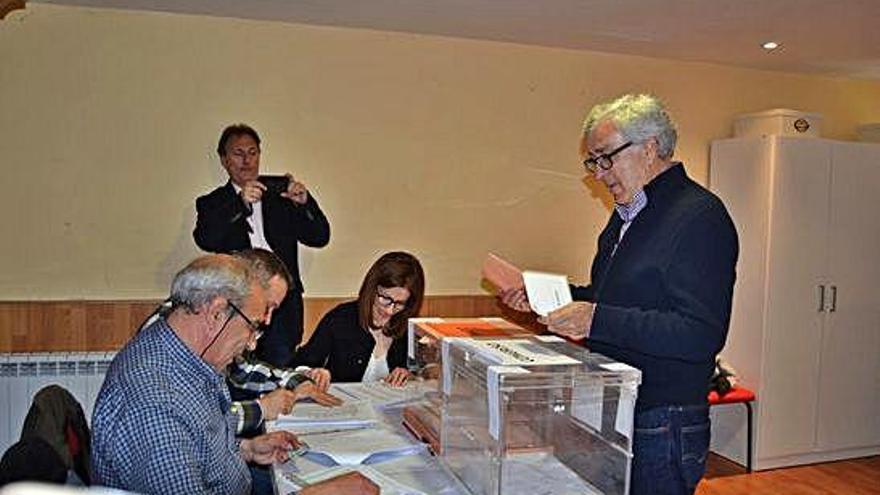 El senador José Fernández vota en Puebla de Sanabria, donde ganaron los socialistas.