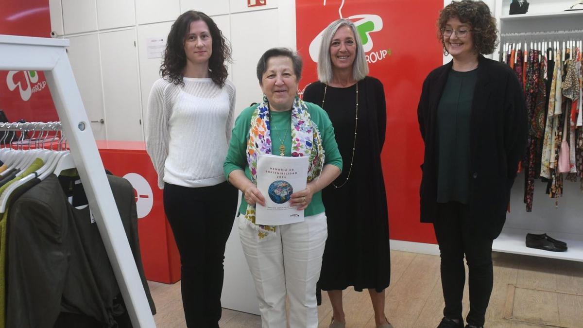 Presentación de la memoria de Arroupa, con Pilar Farjas (segunda por la izda.) y otras participantes en el proyecto de Cáritas. | | C. PARDELLAS
