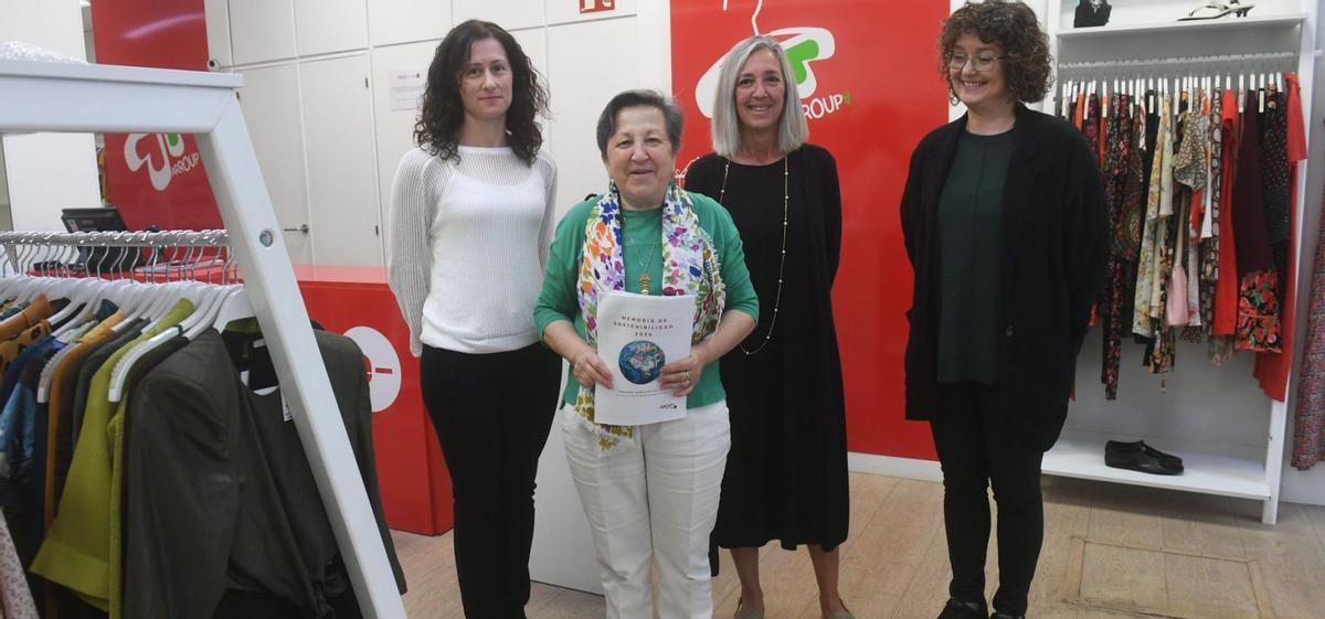 Presentación de la memoria de Arroupa, con Pilar Farjas (segunda por la izda.) y otras participantes en el proyecto de Cáritas. | | C. PARDELLAS