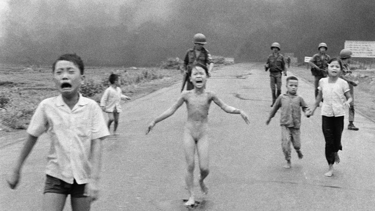 La icónica foto de la niña que corre aterrorizada de un ataque estadounidense con napalm en Vietnam, en junio de 1972.