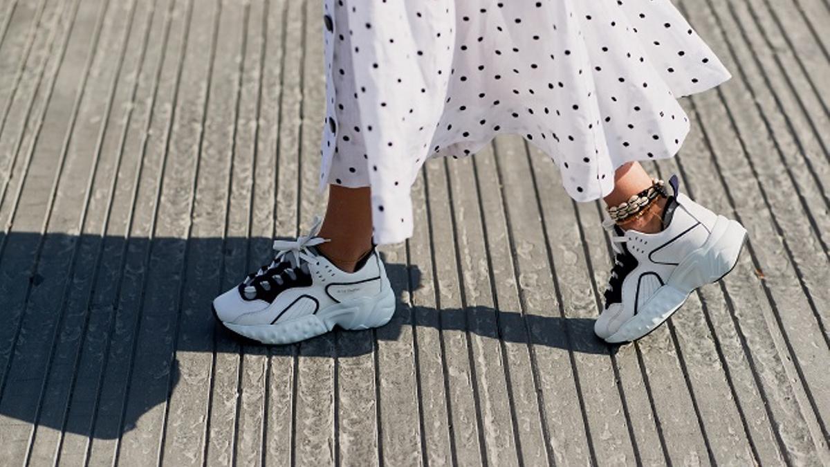 fragmento otoño Alérgico 13 zapatillas blancas (con 'descuentazos') que comprar hoy en las rebajas  de Amazon, estrenar este verano con vestido y llevar durante todo el año  con vaqueros - Woman