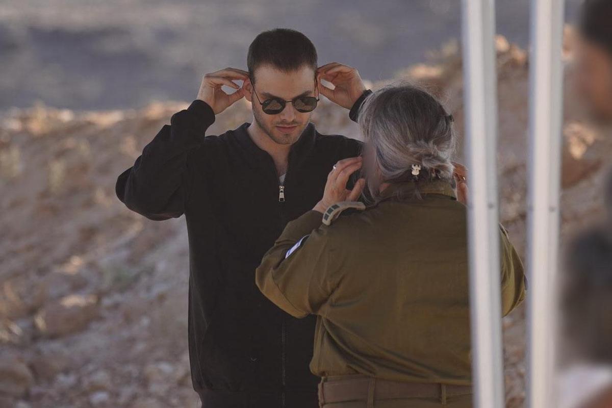 Alon Ohel, uno de los rehenes liberados por Hamás, habla con un militar israelí en la base de Reim.