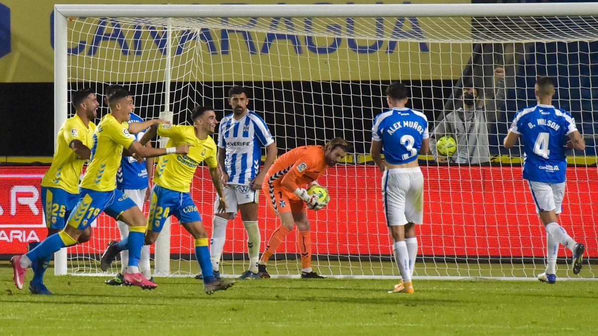 Aythami, Espiau y Rober celebran el tanto de la victoria del último clásico, ante la desolación de Ortolá.