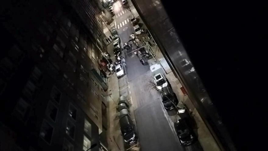 Indignación ante un vídeo que muestra a decenas de jóvenes gritando y coreando de madrugada en plena calle del Ensanche de Santiago